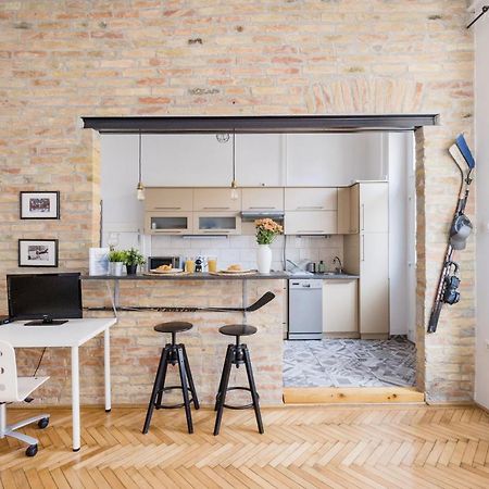 Live Like A Local At The Rustic Hockey Hut Apartment Budapesta Exterior foto