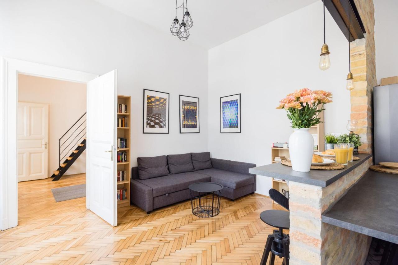 Live Like A Local At The Rustic Hockey Hut Apartment Budapesta Exterior foto