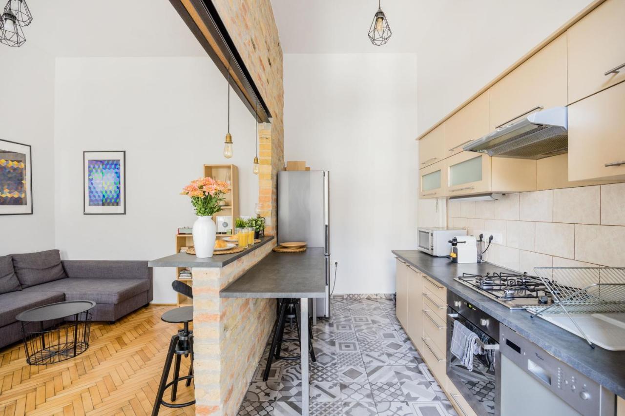 Live Like A Local At The Rustic Hockey Hut Apartment Budapesta Exterior foto