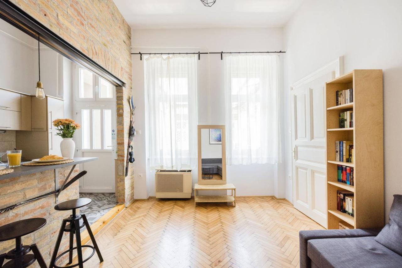 Live Like A Local At The Rustic Hockey Hut Apartment Budapesta Exterior foto