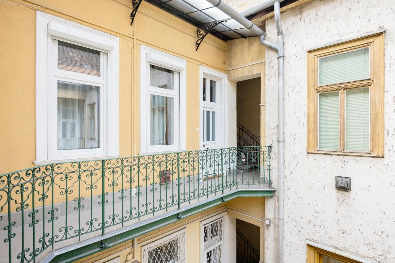 Live Like A Local At The Rustic Hockey Hut Apartment Budapesta Exterior foto
