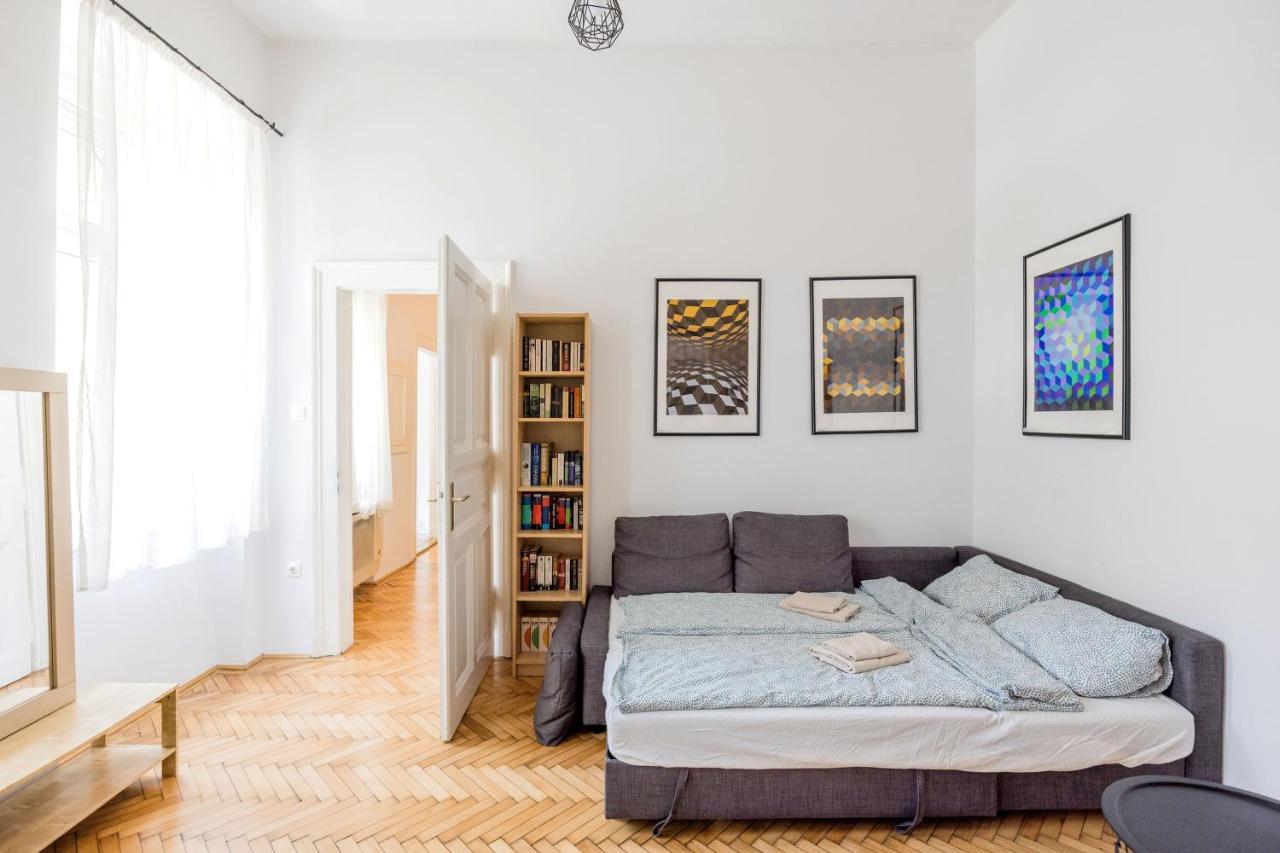 Live Like A Local At The Rustic Hockey Hut Apartment Budapesta Exterior foto