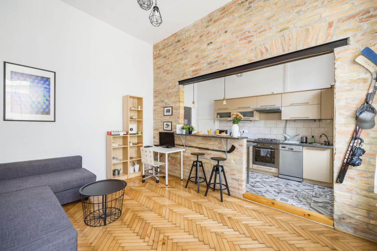 Live Like A Local At The Rustic Hockey Hut Apartment Budapesta Exterior foto